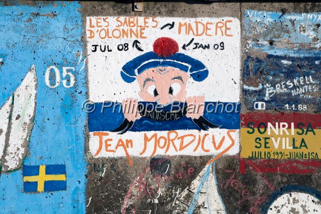 madere 07.JPG - Peinture sur la jetée du port de Funchal, Madère, Portugal